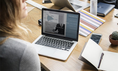 Die-3-größten-Rollen-von-Computern-im-Sport-Frau-Laptop
