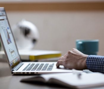 Die-Top-3-Integrationen-von-Sport-und-Online-Casinos-Geschäftsmann-Computer