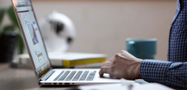 Die-Top-3-Integrationen-von-Sport-und-Online-Casinos-Geschäftsmann-Computer