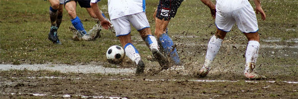 Zukünftige-Projekte-Jugendfußballturnier-schlammiges-feild
